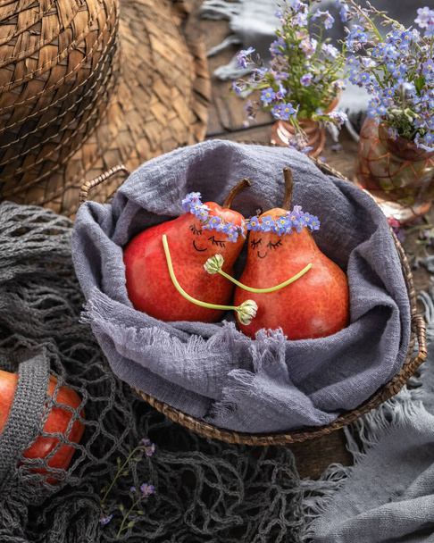 Kaksi päärynää halaavat toisiaan - rakkauden tai huolenpidon käsite
 - Valokuva, kuva