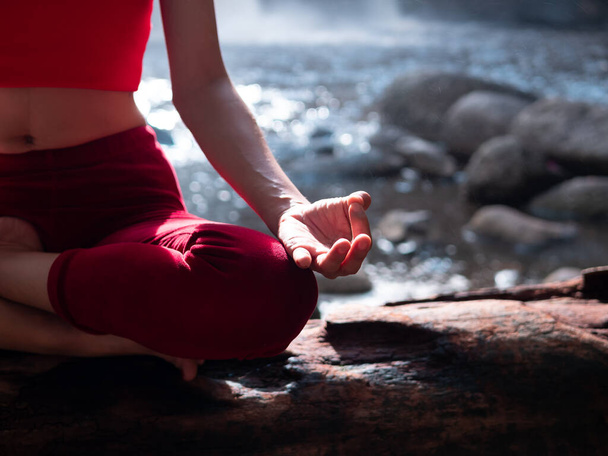 Femme asiatique pratiquant ou faisant du yoga à la cascade. Beau paysage, Fond naturel, Thaïlande
. - Photo, image