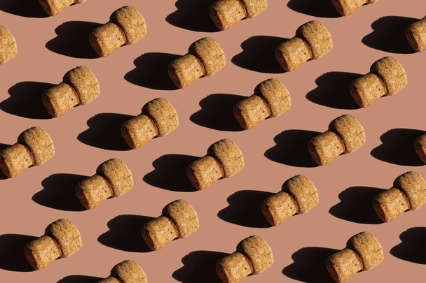 Naadloos patroon van wijnflessendoppen op een roze achtergrond - Foto, afbeelding