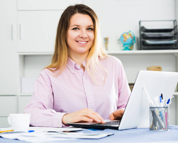 Boldog női alkalmazott produktív munkanappal az irodában - Fotó, kép