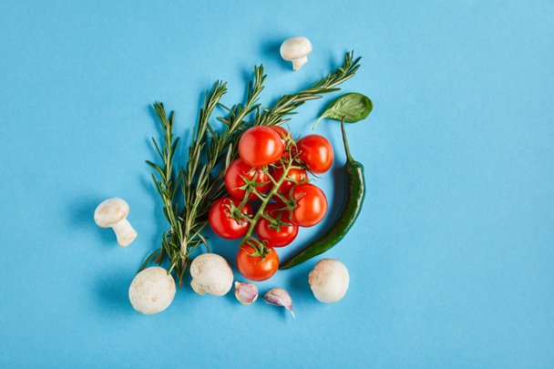 вид сверху на вкусные свежие спелые овощи на голубом фоне
 - Фото, изображение