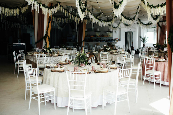 Odessa / Ucrania - 04 / 12 / 2015Decoraciones de boda. Elegante decoración de una sala de bodas en el estilo de rústico en colores verdes
 - Foto, imagen