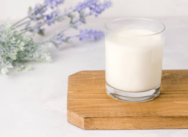 Fermentiertes Kefir-Getränk in einem Glas auf einem Holzbrett auf weißem Hintergrund. Rustikal - Foto, Bild