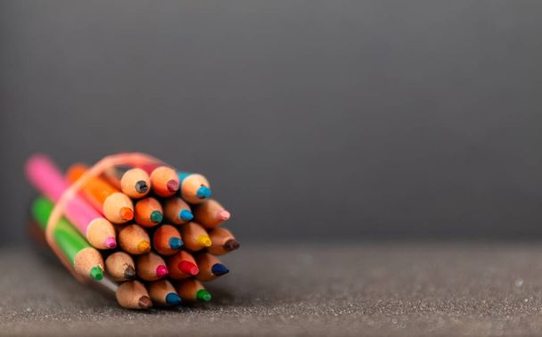 Crayons multicolores isolés sur fond noir. Gros plan
. - Photo, image