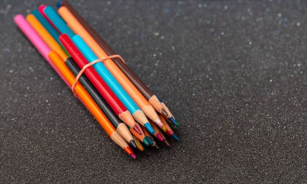 Crayons multicolores isolés sur fond noir. Gros plan
. - Photo, image