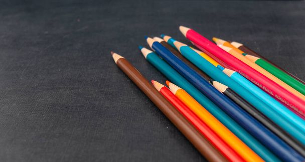 Multi gekleurde potloden geïsoleerd op zwarte achtergrond. Sluiten.. - Foto, afbeelding
