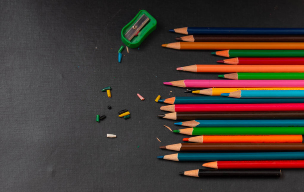 Multi gekleurde potloden geïsoleerd op zwarte achtergrond. Sluiten.. - Foto, afbeelding