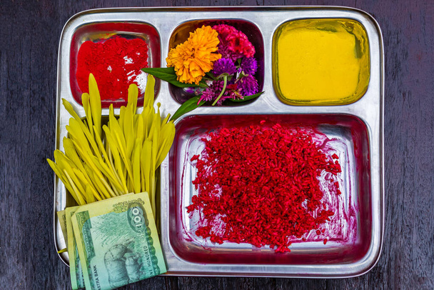 Tika e Jamara Prato especial preparado para Bijaya Dashami Dashain Festival para receber Tika. Hindu Major Festival.Hindu Cultura
 - Foto, Imagem