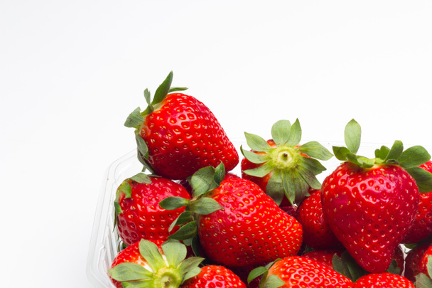 Red strawberries, rich in vitamins, eaten raw, in jam, in ice cream, few calories, sweet taste. - Foto, afbeelding