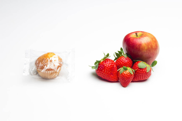 Red strawberries, rich in vitamins, eaten raw, in jam, in ice cream, few calories, sweet taste. - Fotoğraf, Görsel