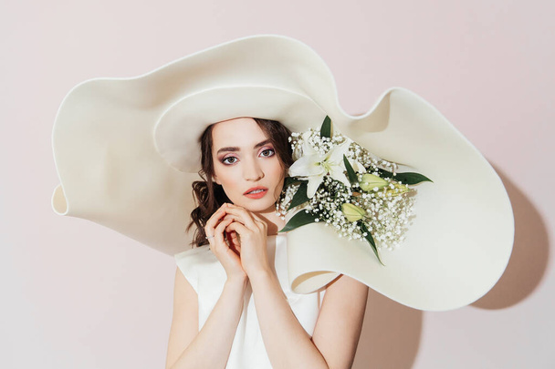 Luxury bride with a hat and flowers in a hat, fashion - Foto, afbeelding