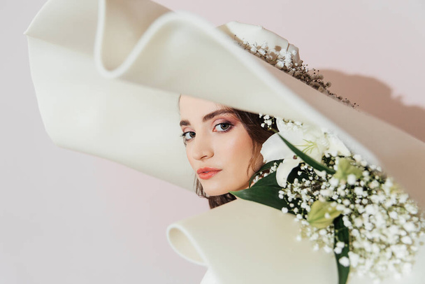 Luxus menyasszony egy kalap és virágok egy kalap, divat - Fotó, kép