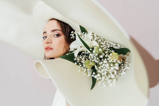 Luxury bride with a hat and flowers in a hat, fashion - Foto, Bild