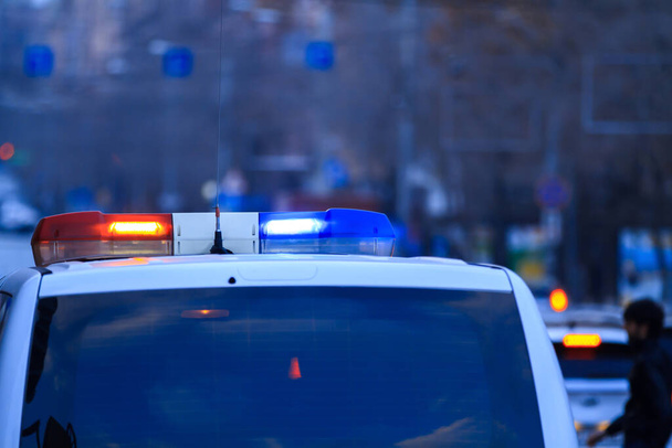 Streifenwagen der Polizei mit Blaulicht und Sirene in der Nacht  - Foto, Bild