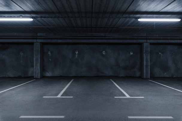 Sci fi olhando escuro e moody estacionamento subterrâneo com luzes fluorescentes acesas. Parede de concreto
 - Foto, Imagem