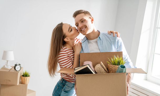 Happy young married couple are moving to new apartment. - Zdjęcie, obraz