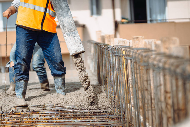 Détails du chantier de construction - construction de dalles de béton à la construction de la maison et coulée de ciment sur des barres d'armature
 - Photo, image