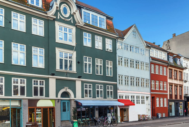Calle con casa histórica en el centro de Copenhague, Dinamarca
 - Foto, imagen