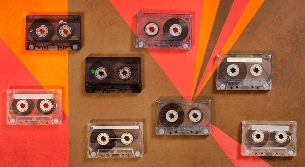 Vintage muziek cassette tape op retro achtergrond. Plat gelegd. 70 's, 80' s, 90 's oude school record technologie poster. - Foto, afbeelding