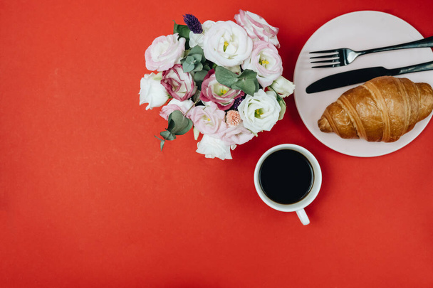 верхний вид на кофе и цветы на белой бумаге с чашкой чая и роз
 - Фото, изображение