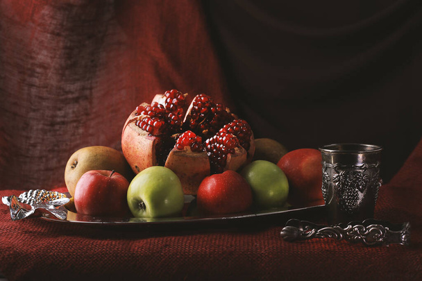 νεκρή φύση με ρόδι και μήλα σε σκούρο φόντο - Φωτογραφία, εικόνα