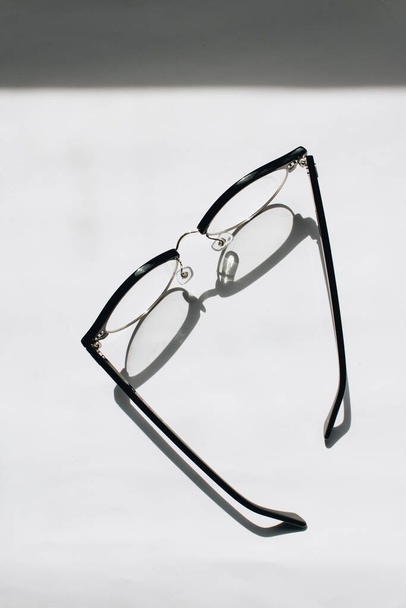 白い背景での販売のためのメガネ,クローズアップ. - 写真・画像
