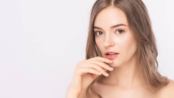 Schöne junge Frau berührt ihr sauberes Gesicht mit frischer gesunder Haut, isoliert auf weißem Hintergrund, Kosmetik und Gesichtsbehandlung. - Foto, Bild