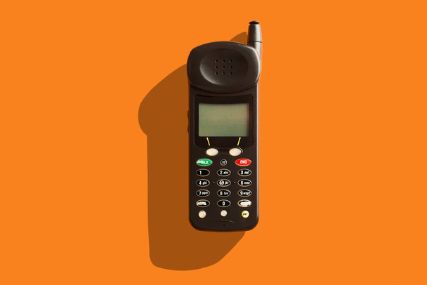Старый винтажный сотовый телефон 90-х годов
 - Фото, изображение