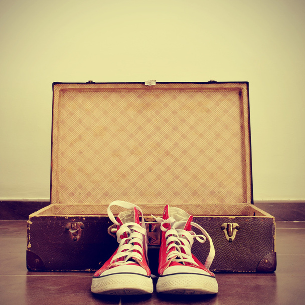 zapatillas y maleta vieja
 - Foto, Imagen