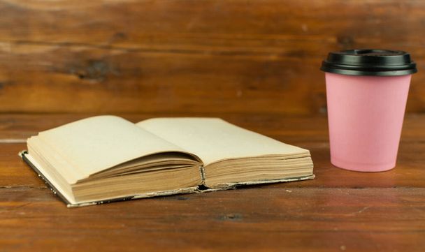 Bir fincan kahve ve kitap masanın üstünde.. - Fotoğraf, Görsel