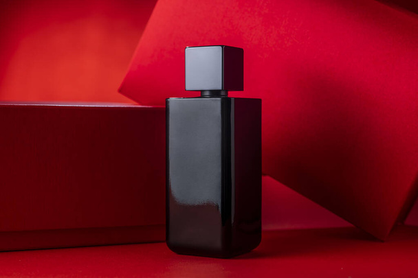 Пляшка парфумів в студійній обстановці
 - Фото, зображення