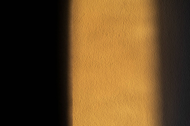Αφηρημένες φωτογραφίες ενός δωματίου με έντονο ηλιακό φως και σκοτεινή πλευρά - Φωτογραφία, εικόνα
