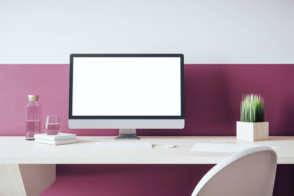 Рабочий стол современного дизайнера с пустым черным экраном компьютера. Рабочее место и образ жизни. Мокировка, 3D-рендеринг
 - Фото, изображение