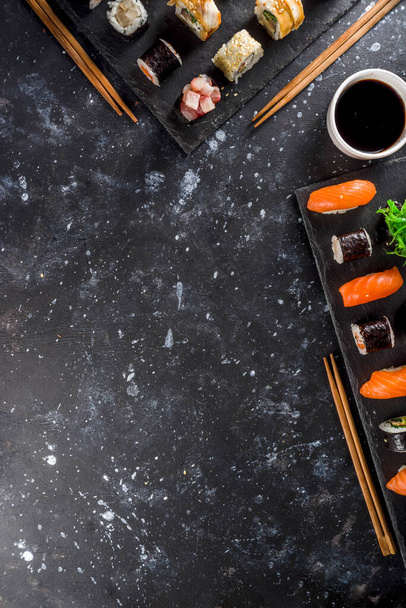 Comida japonesa. Un gran juego de sushi. Surtido de varios sashimi, maki y rollos de sushi con diferentes rellenos atún, lubina, salmón, camarones, verduras. Espacio de copia plano
 - Foto, Imagen