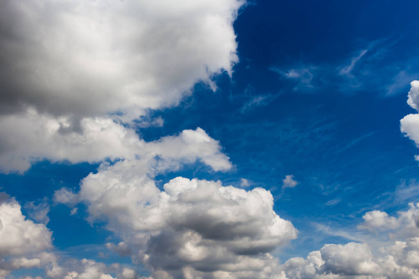 Yoğun bulutlar tarafından yarılmış mavi gökyüzü. - Fotoğraf, Görsel