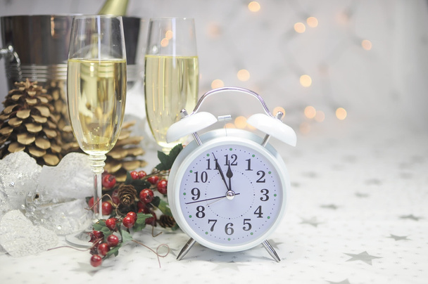 Hyvää uutta vuotta pöytä retro valkoinen kello ja samppanjaa
 - Valokuva, kuva