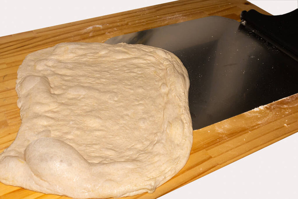 pâte à pizza prête à être mise sur la pelle et mise au four
. - Photo, image