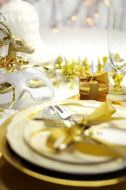 Blanco y oro tema elegante Feliz Año Nuevo mesa de ajuste
 - Foto, Imagen