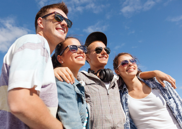 Улыбающиеся подростки в солнечных очках висят снаружи
 - Фото, изображение
