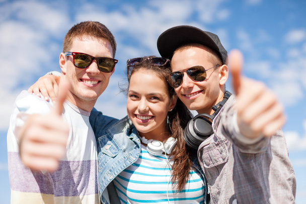 Adolescentes sorridentes mostrando polegares para cima
 - Foto, Imagem