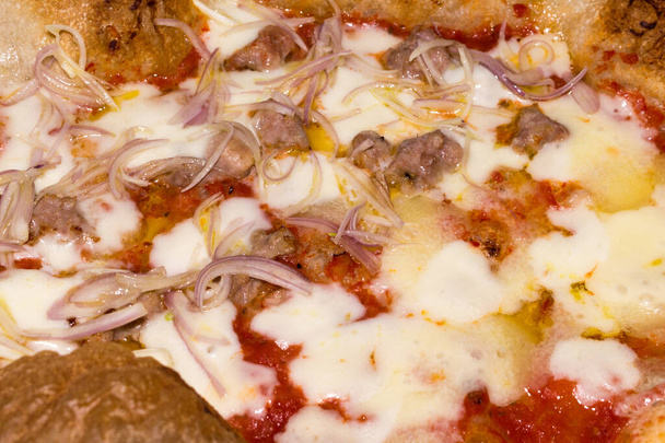 Крупный план пиццы с томатным моцареллой
. - Фото, изображение