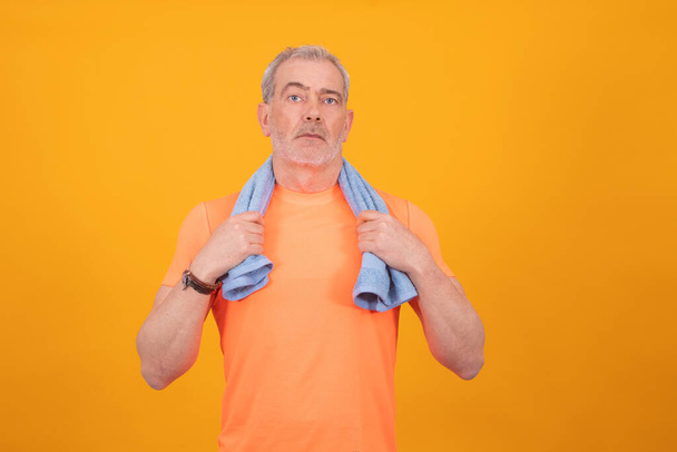 Erwachsener oder älterer Mann mit Sportbekleidung isoliert auf farbigem Hintergrund - Foto, Bild