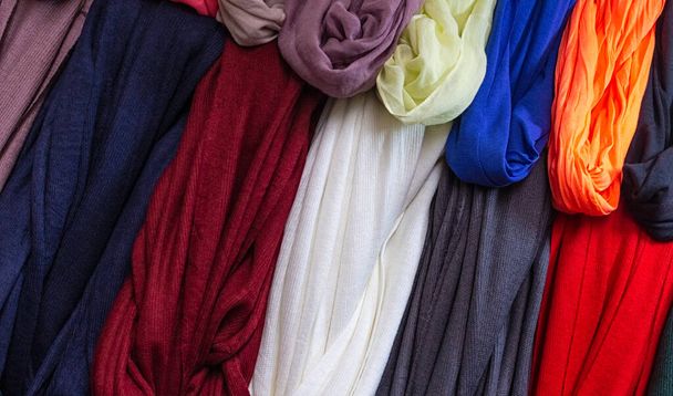 weergave van gekleurde sjaals in een markt. - Foto, afbeelding
