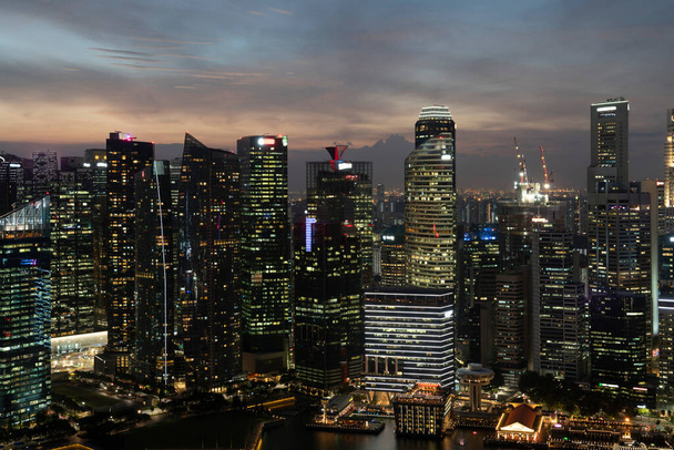 Festői kilátás nyílik Szingapúrra naplementekor. Pénzügyi és kereskedelmi központ központ Ázsia régióban. A siker fogalma. Modern épületek a high-tech világban. - Fotó, kép