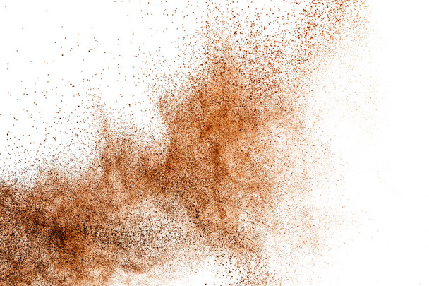Βαθιά καφέ σκόνη έκρηξη σκόνης σε λευκό φόντο. - Φωτογραφία, εικόνα