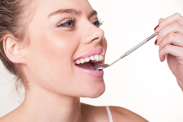 aantrekkelijke vrouw met prachtige witte tanden - Foto, afbeelding