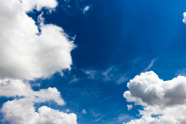 cielo azul surcado por densas nubes
 - Foto, Imagen