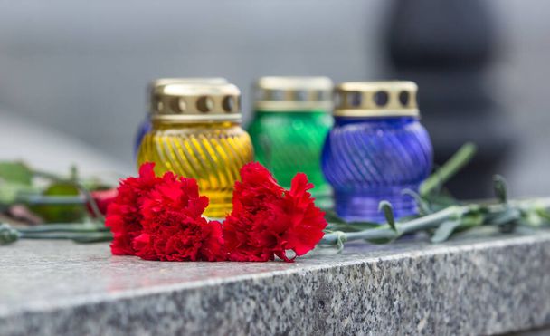 rouwende bloemen en kaarsen op Maidan - Foto, afbeelding