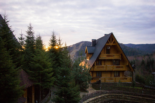 casa de madeira na montanha
 - Foto, Imagem