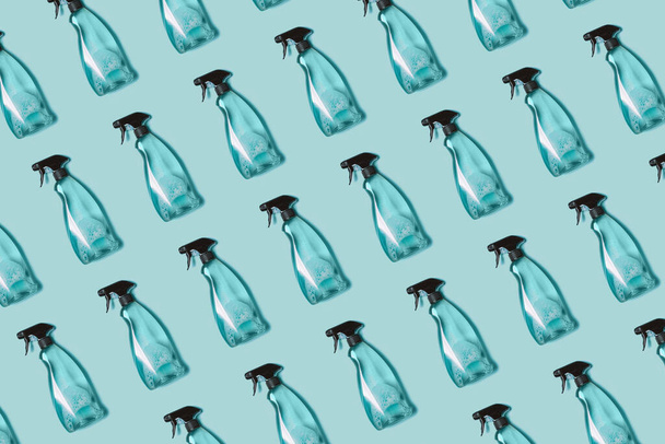 Patroon van transparante plastic fles schoonmaakmiddel, huishoudelijke ruitreiniging vloeistof op blauwe achtergrond. - Foto, afbeelding